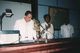 Prof. Piotr Szefer przed wygłoszeniem anonsowanego przez Prof. S. Satyanarayana wykładu w sali audytoryjnej Andhra University w Visakhapatnam (Indie, marzec 1996). Ten pobyt umożliwił rozszerzenie współpracy naukowej polsko-hinduskiej przejawiającej się m.in. recenzowaniem przez prof. P. Szefera 8. prac doktorskich wykonanych w Indiach jak i publikacją z dr K. Selvaraj’em i dr. R. Mohan’em z University of Madras pracy na łamach <em>Marine Pollution Bulletin</em> (Elsevier, 2004).